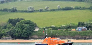 Fundraising runner visits Salcombe lifeboat station