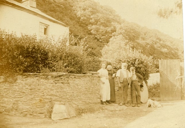 Group at gate around 1900 Loddiswell.  
Stones at foot of wall to save damage from carts in and out of the mill.