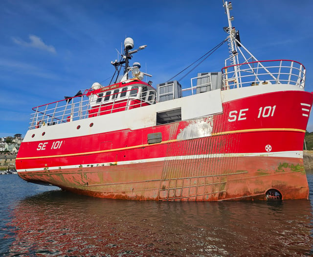 Quick action prevents fuel spill from grounded vessel in harbour