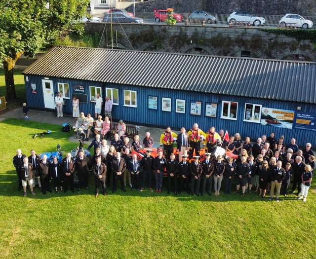 Dart RNLI take part in photo moment to mark 200th anniversary