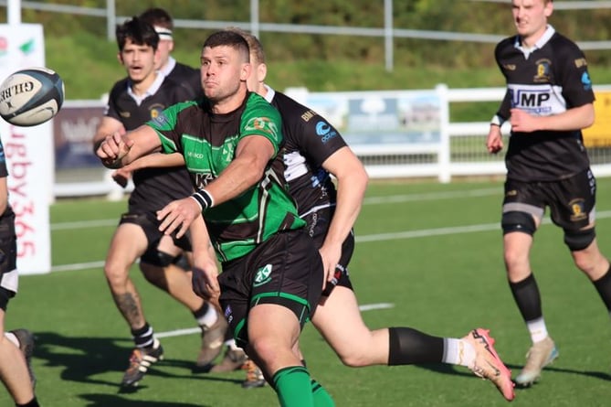 Ivybridge Vandals spin a pass out wide against Brixham