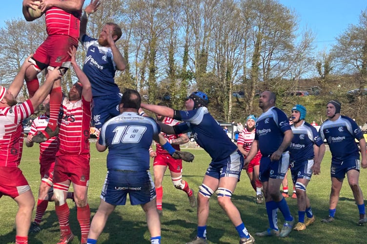 Lineout action between Kingsbridge RFC and Paignton